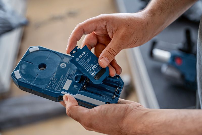 Bosch GMS 120-27 - Detektor kovu, elektrického vedení a trámů