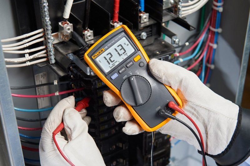 Fluke 110 - Digitálny multimeter do 600 V