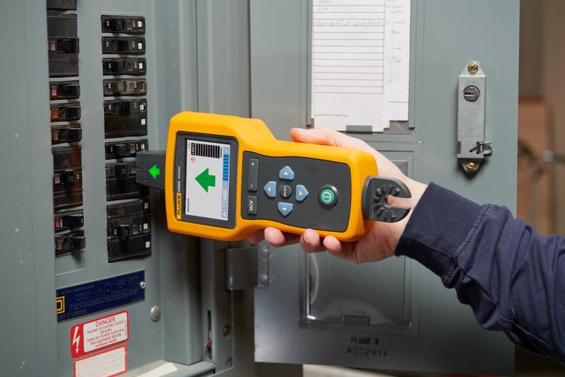 Fluke 2062 – Hľadač káblov a vodičov pod i bez napätia do 400 A