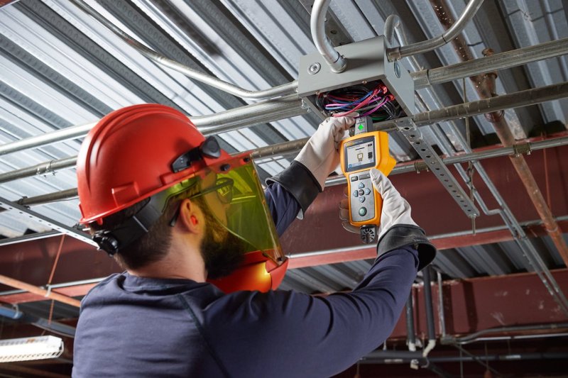 Fluke 2062 – Hľadač káblov a vodičov pod i bez napätia do 400 A