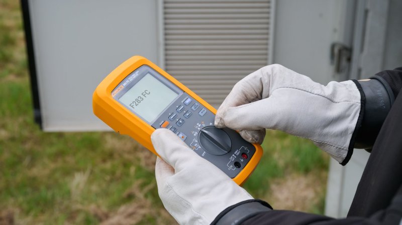 Fluke 283 FC - Multimetr pro solární aplikace do 1500 VDC