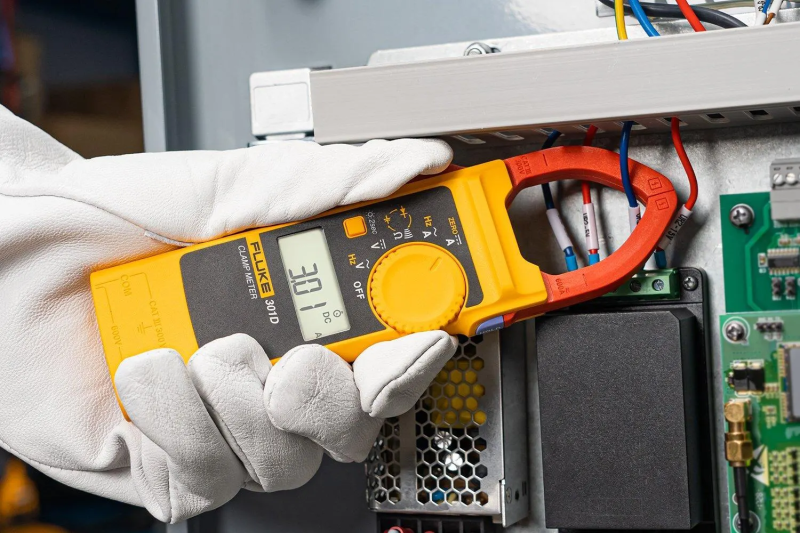 Fluke 301D - Kliešťový multimeter 0–600 A AC/DC