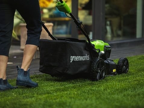 40V akumulátorová sekačka s pohonem 46cm GD40LM46S 46 cm